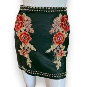 ROMEO & JULIET COUTURE EMBROIDERED & STUDDED MINI SKIRT. WOMEN’S SIZE SMALL.